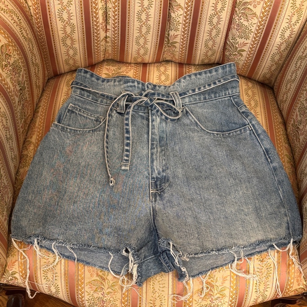 Forever 21 high waist distressed blue denim shorts sz.26